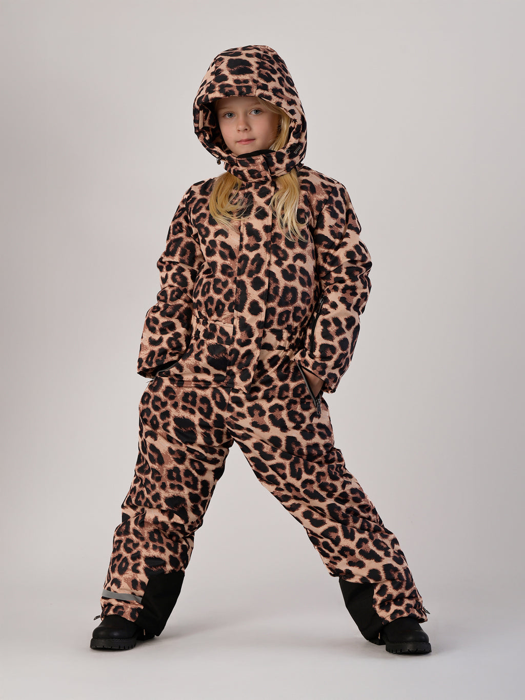 Luxury kids’ snowsuit with beige and brown leopard print, waterproof and breathable, Sorona® plant-based insulation, Oeko-Tex certified, handcrafted in Europe for warmth down to −25°C.