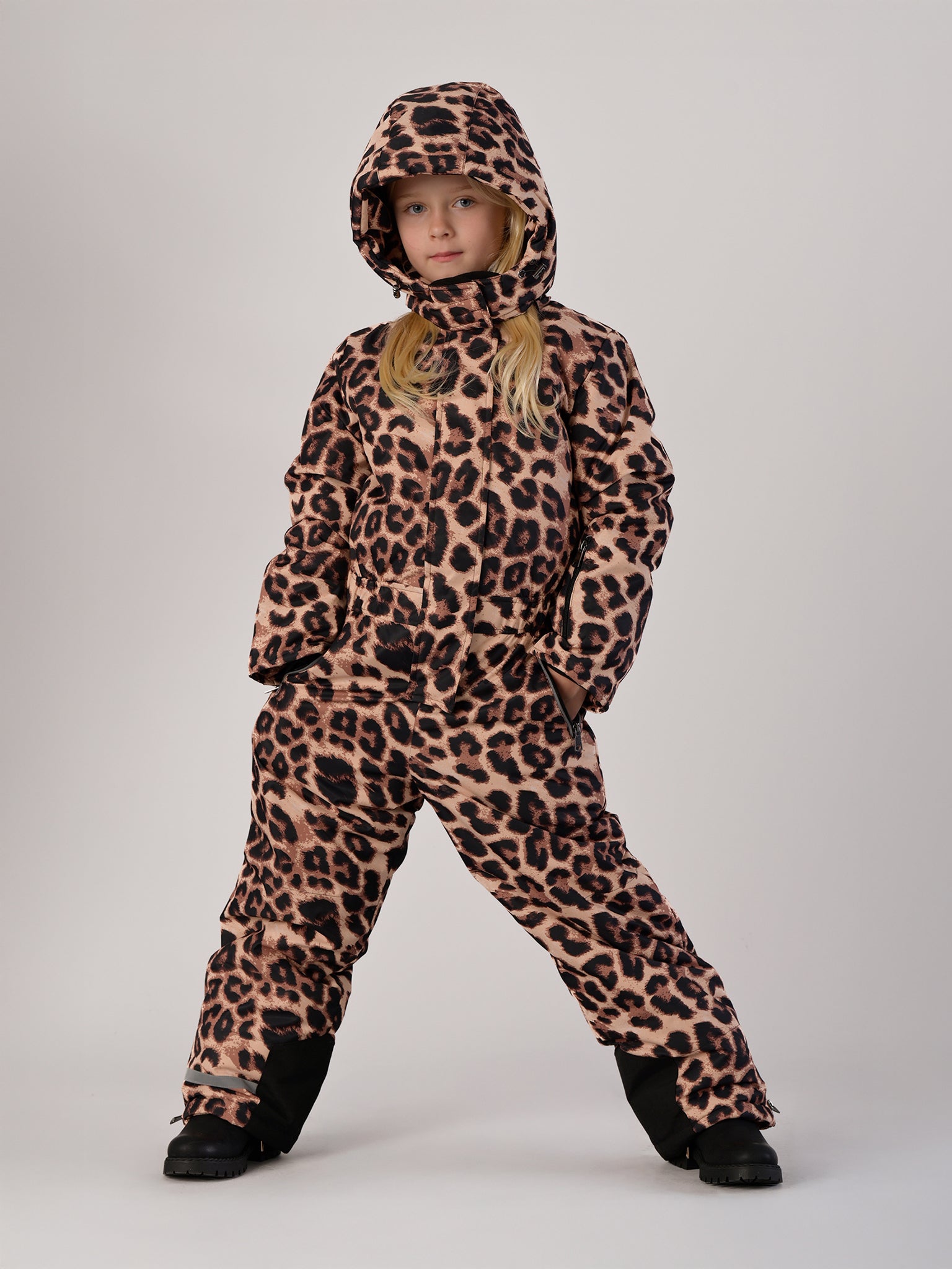 Luxury kids’ snowsuit with beige and brown leopard print, waterproof and breathable, Sorona® plant-based insulation, Oeko-Tex certified, handcrafted in Europe for warmth down to −25°C.