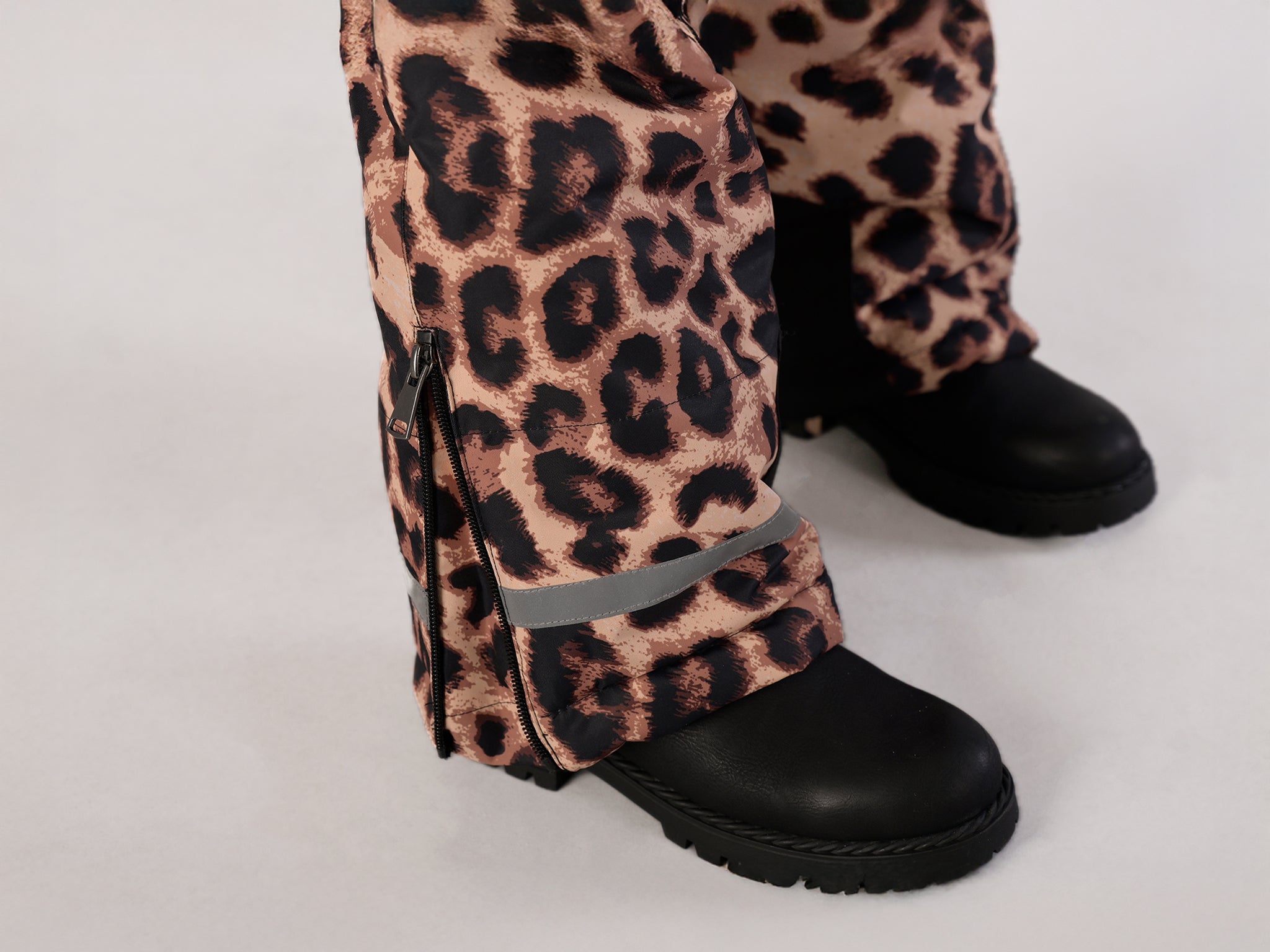 Luxury kids’ snowsuit with beige and brown leopard print, waterproof and breathable, Sorona® plant-based insulation, Oeko-Tex certified, handcrafted in Europe for warmth down to −25°C.