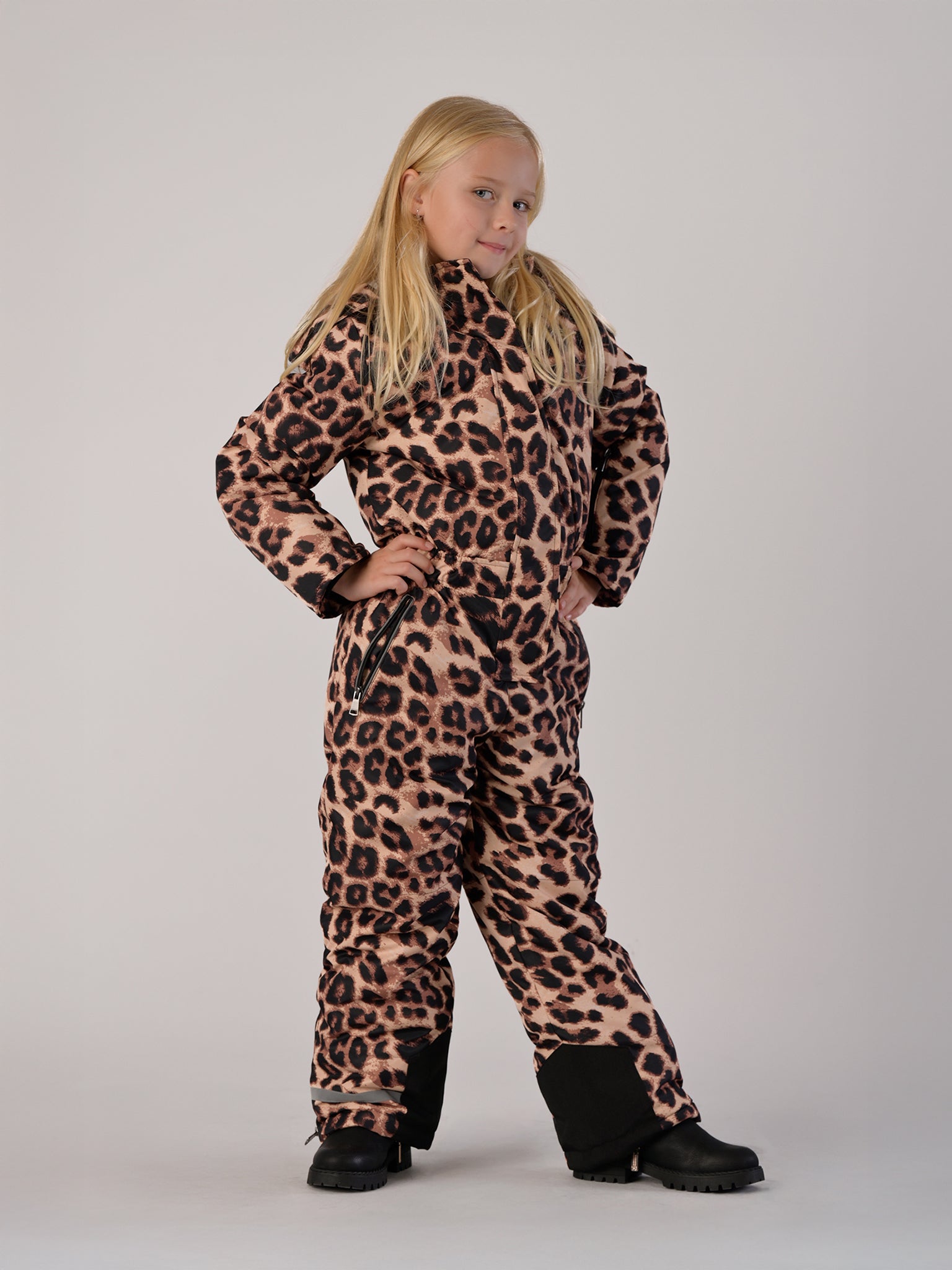 Luxury kids’ snowsuit with beige and brown leopard print, waterproof and breathable, Sorona® plant-based insulation, Oeko-Tex certified, handcrafted in Europe for warmth down to −25°C.