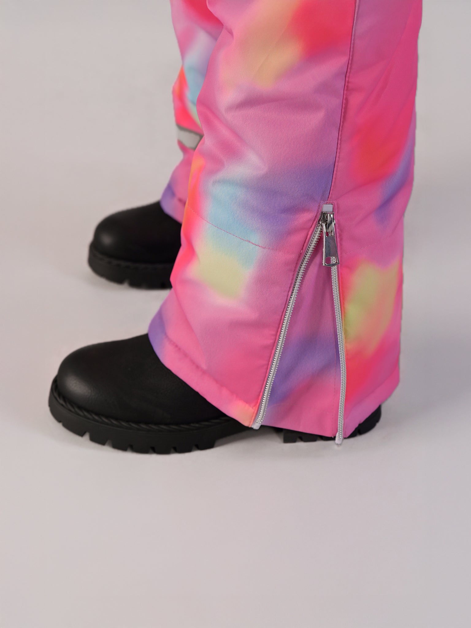 Luxury kids’ snowsuit with pastel watercolor print, waterproof and breathable, Sorona® eco insulation, Oeko-Tex certified, handcrafted in Europe for warmth down to −25°C.