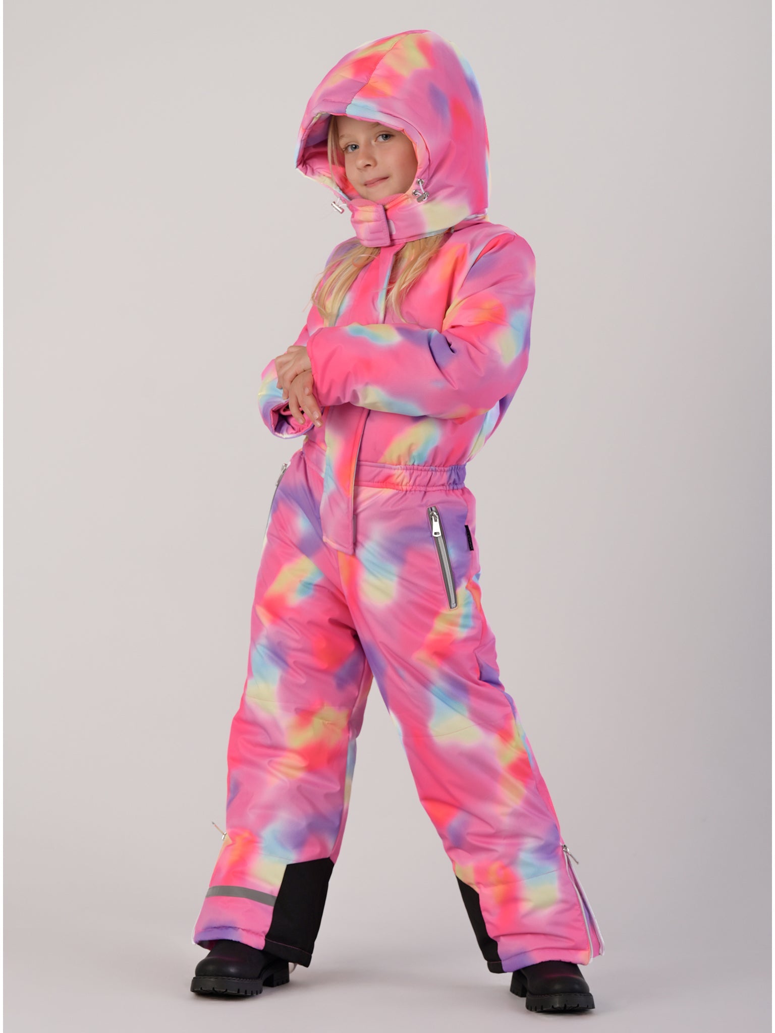 Luxury kids’ snowsuit with pastel watercolor print, waterproof and breathable, Sorona® eco insulation, Oeko-Tex certified, handcrafted in Europe for warmth down to −25°C.