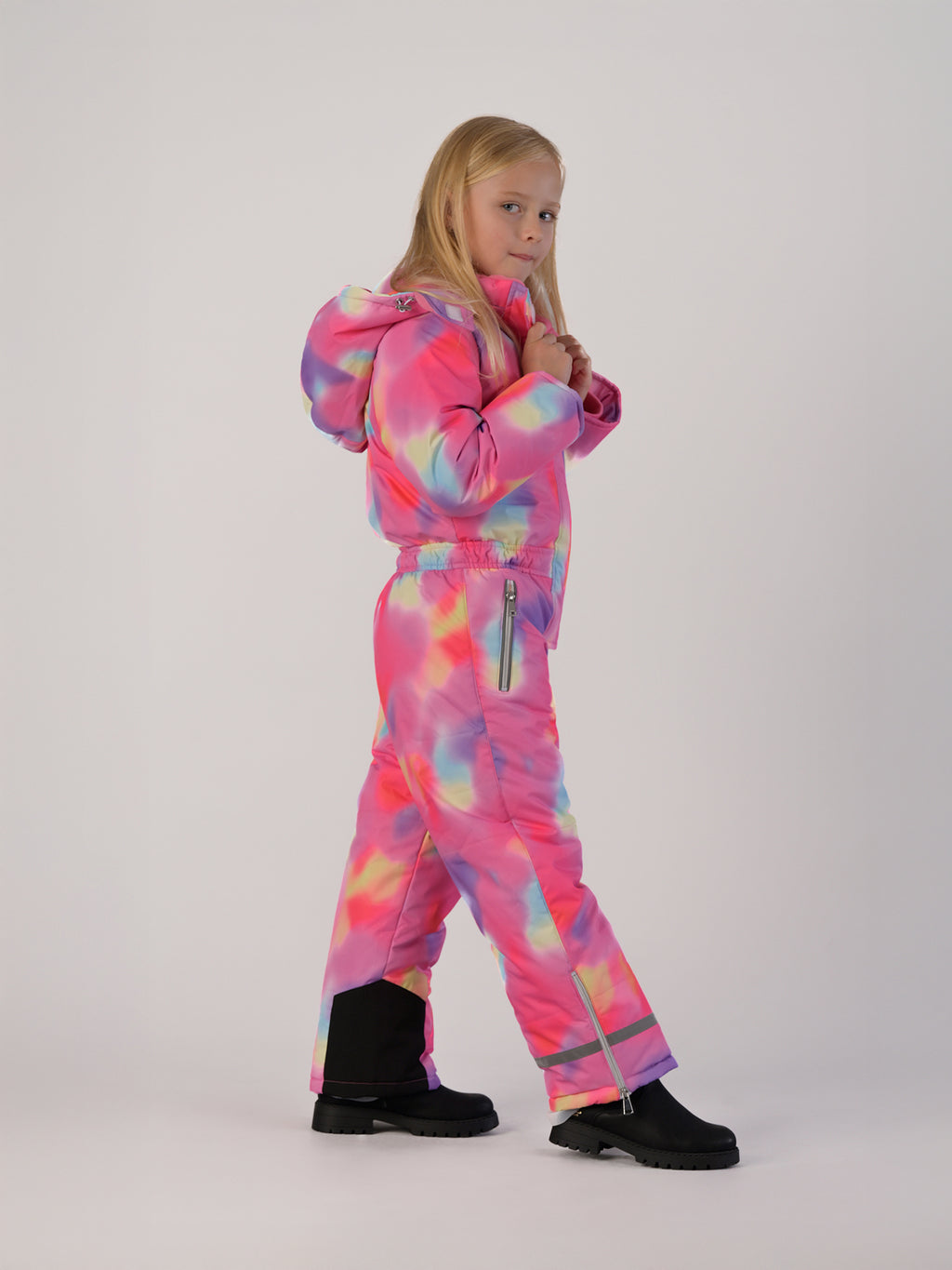 Luxury kids’ snowsuit with pastel watercolor print, waterproof and breathable, Sorona® eco insulation, Oeko-Tex certified, handcrafted in Europe for warmth down to −25°C.