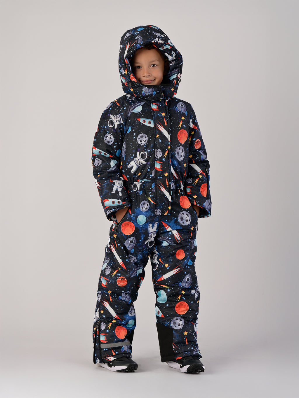 Luxury kids’ snowsuit with cosmic space print featuring rockets and planets, waterproof and breathable, Sorona® eco insulation, Oeko-Tex certified, handcrafted in Europe for warmth to −25°C.