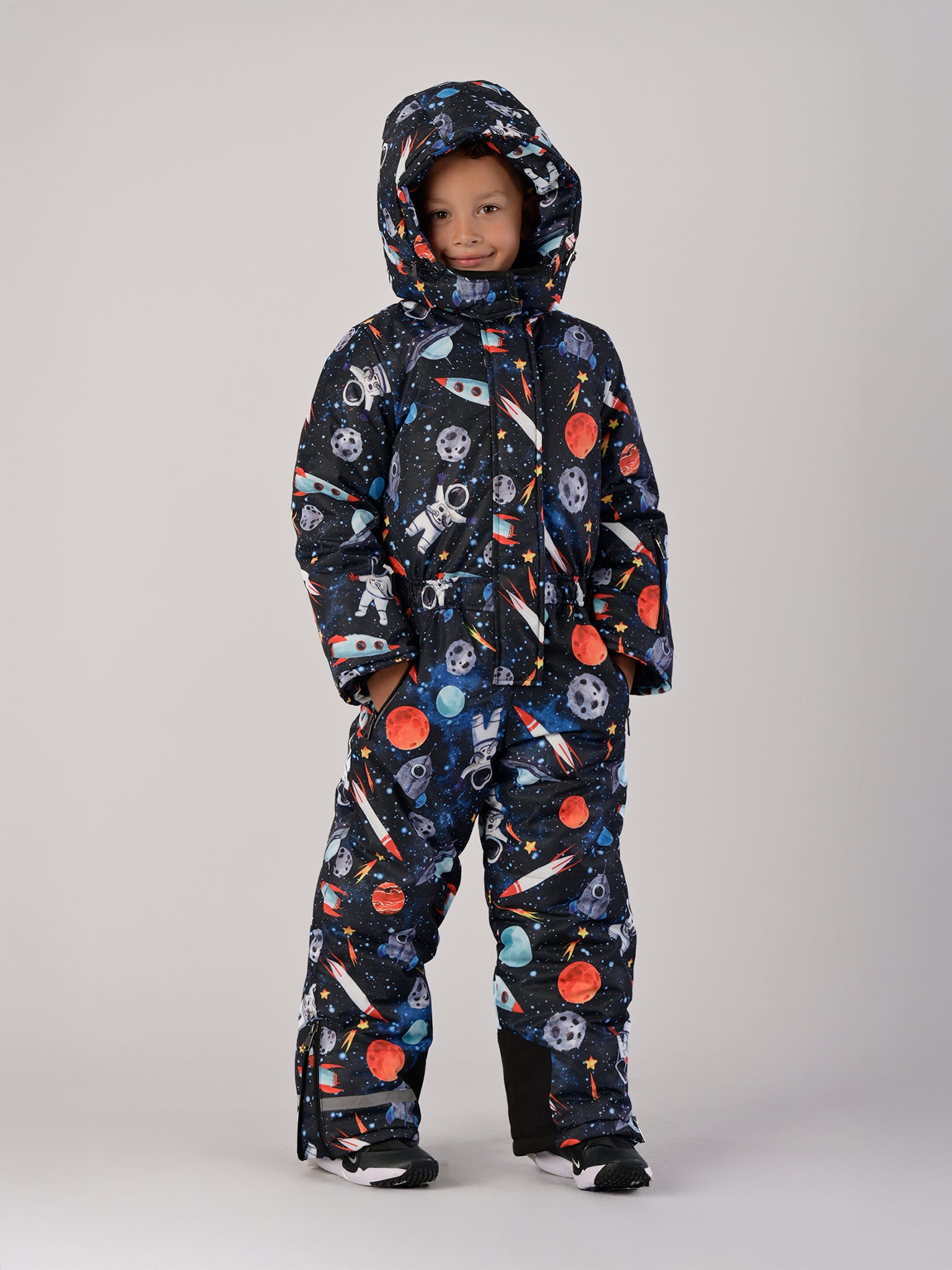 Luxury kids’ snowsuit with cosmic space print featuring rockets and planets, waterproof and breathable, Sorona® eco insulation, Oeko-Tex certified, handcrafted in Europe for warmth to −25°C.