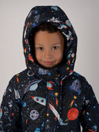 Luxury kids’ snowsuit with cosmic space print featuring rockets and planets, waterproof and breathable, Sorona® eco insulation, Oeko-Tex certified, handcrafted in Europe for warmth to −25°C.